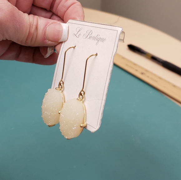 Le Boutique, NWT, light cream rough agate dangle S hook earrings - Picture 4 of 10